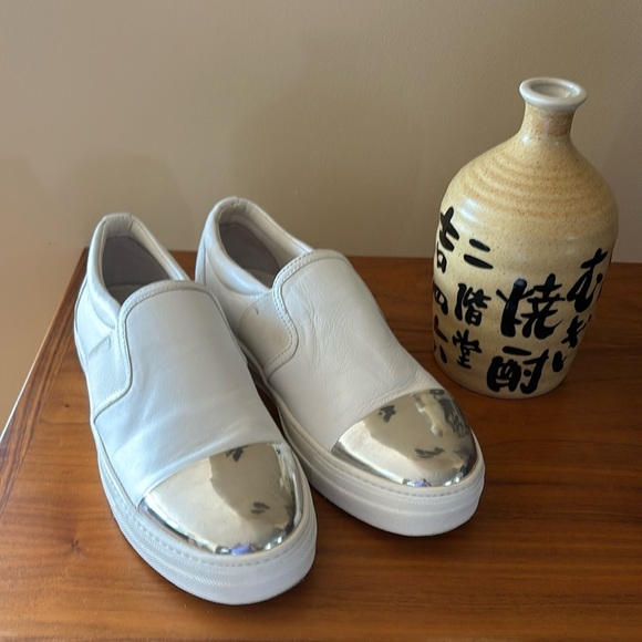 Le Blanc white leather sneakers with a gleaming silver toecap. - Picture 1 of 5